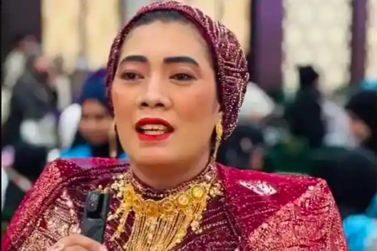 Mau Tampil Glowing, Jemaah Haji Asal Bone Ganti Baju Bling-Bling di Pesawat