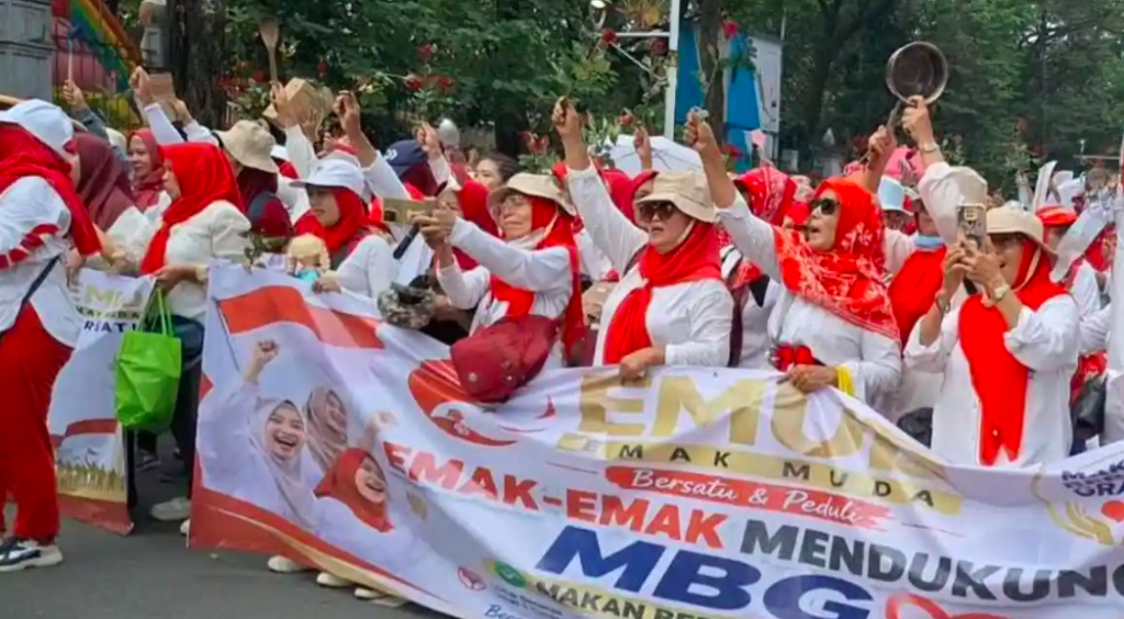 Ngaku Dapat Rp100 Ribu, Emak-emak Turun ke Monas Dukung Program MBG