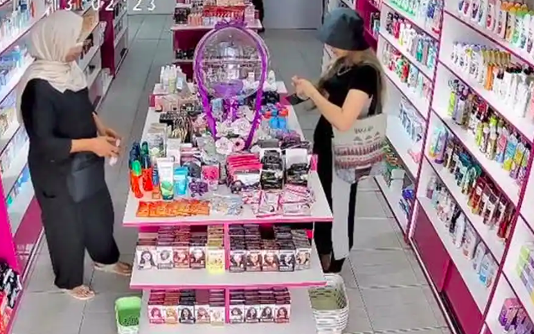 Pria Alihkan Perhatian Penjaga, Dua Wanita Diduga Curi Kosmetik di Toko Plaju Terekam CCTV