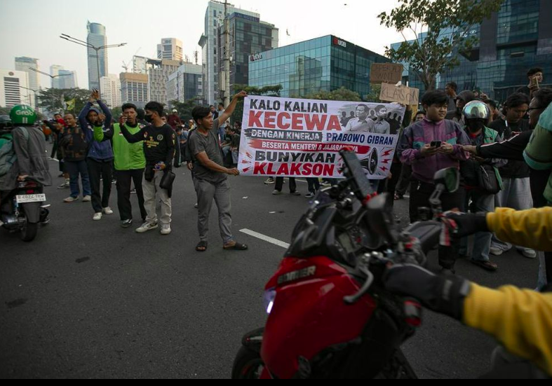 Demo HMI di Makassar Ricuh, Massa Bentrok dengan Pengemudi Ojek Online