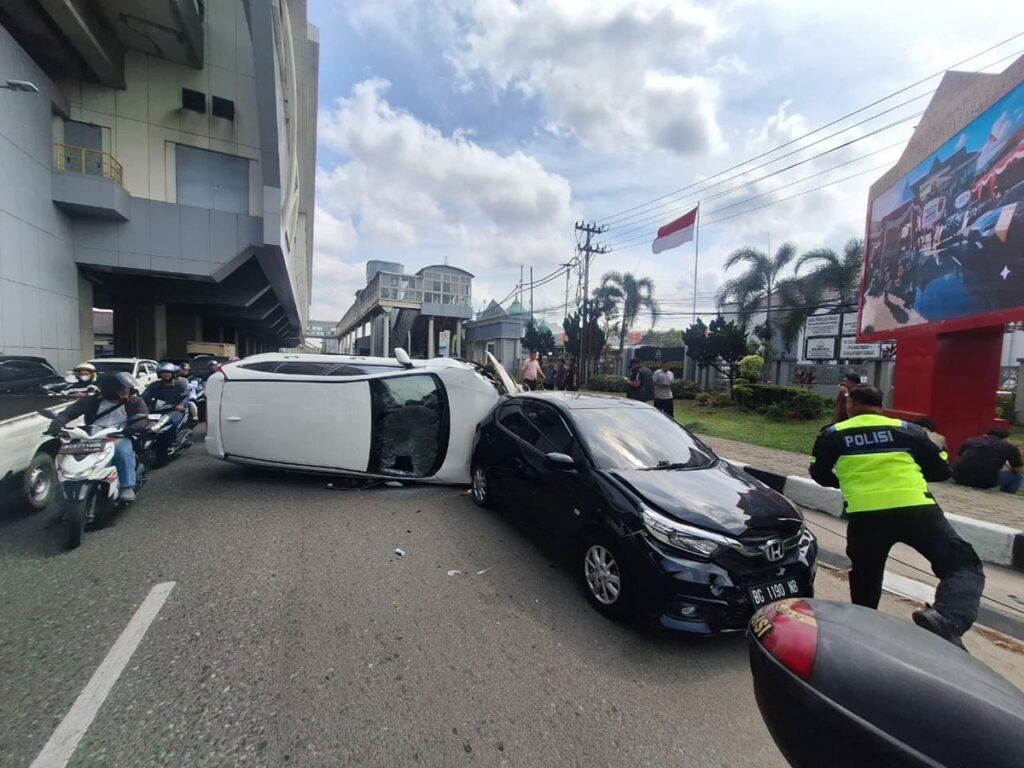 Lakalantas di Palembang, CR-V Putih Tabrak Usai Mobil Hingga Terbalik