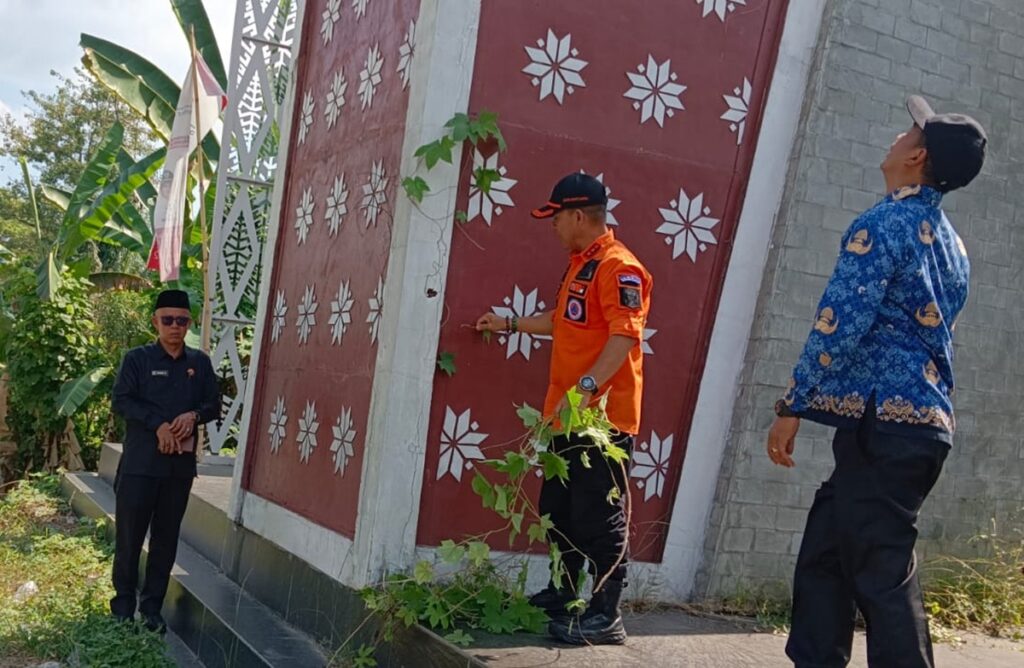 Kurang Perawatan, Gerbang Selamat Datang Empat Lawang Dipenuhi Semak Belukar