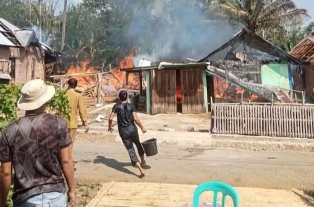 Diduga Korsleting Listrik, Dua Rumah di Muara Pinang Empat Lawang Ludes Terbakar