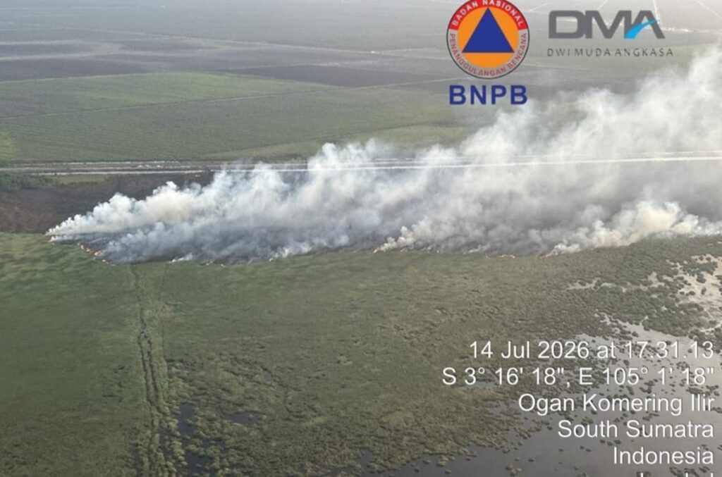 Lahan Gambut Seluas 3 Hektare di OKI Terbakar, Satu Unit Helikopter Waterboombing Diterjunkan