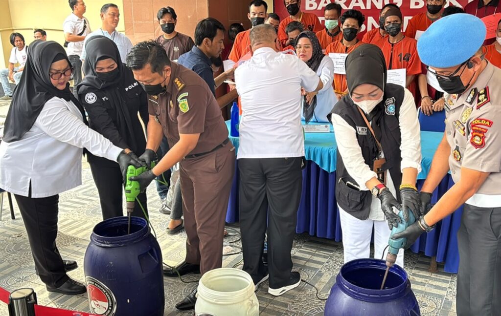 27 Tersangka Ditangkap, Barang Bukti Narkoba Senilai Rp7,9 Miliar Diblender