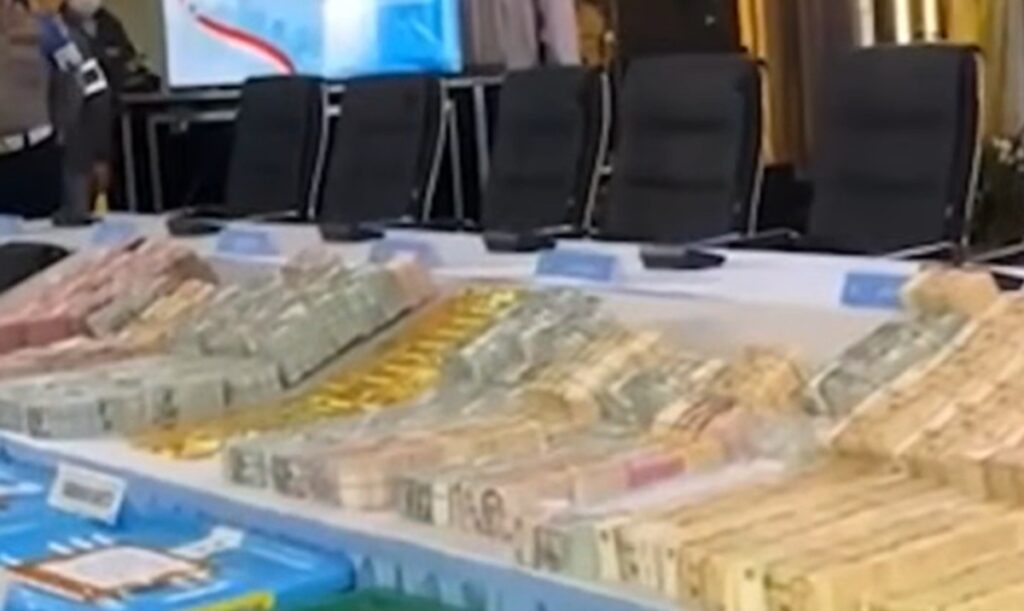 Polri Pamerkan Uang Tunai dan Emas Batangan Hasil Penggeledahan Kasus Dugaan Korupsi Besar