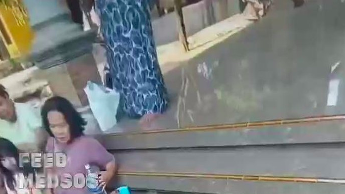 Viral Warga Berebut Air ‘Berkah’ dari Fondasi Rumah, Ternyata Berasal dari Pipa PDAM Bocor