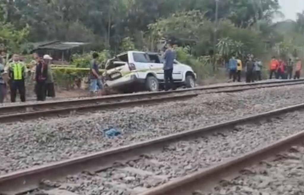 Mobil Isuzu Panther Dihantam Kereta di Perlintasan Tanpa Palang, Empat Orang Tewas
