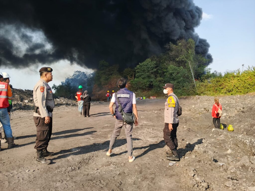 Kebakaran Hebat di Eks Workshop BKPL PTBA, Enam Damkar dan Delapan Water Truck Dikerahkan