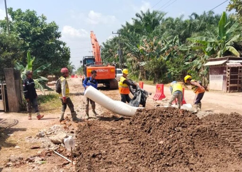 Dukung Kelancaran Mobilitas, PT HKI Percepat Perbaikan Jembatan Desa Tenggaro