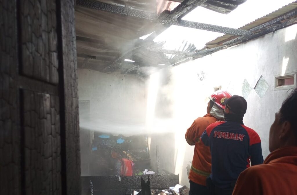 Diduga Korsleting Listrik, Rumah PNS di Lubuklinggau Terbakar