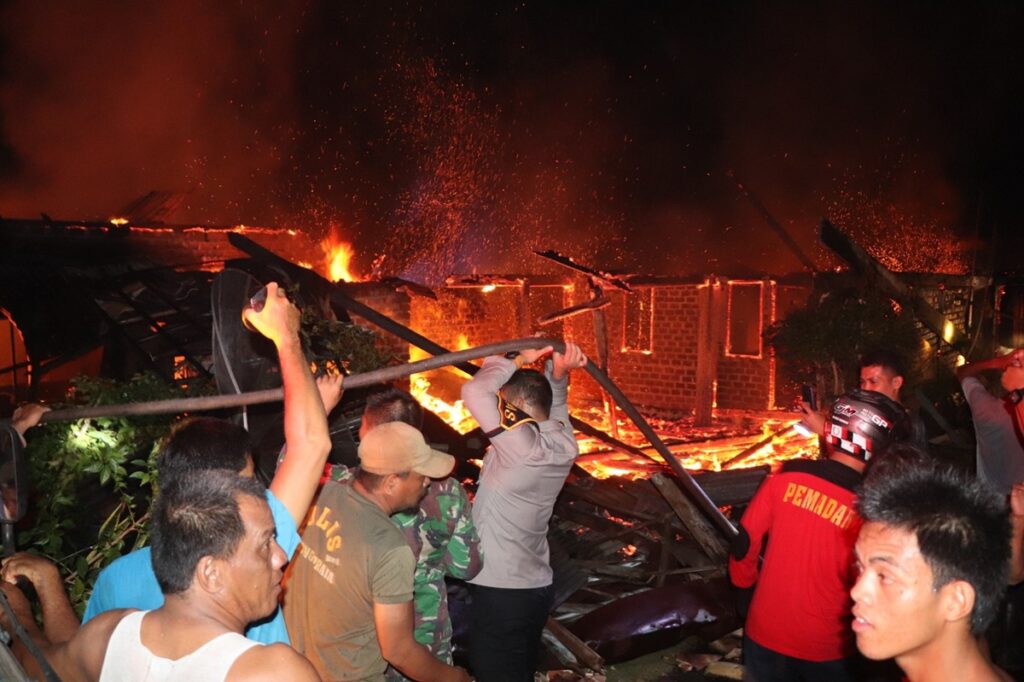 Diduga Akibat Obat Nyamuk, Tiga Rumah Panggung di Musi Rawas Ludes Terbakar