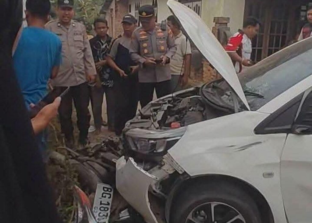 Diduga Mengantuk, Mobil Dokter Tabrak Motor Hingga Pejalan Kaki, Empat Orang Luka