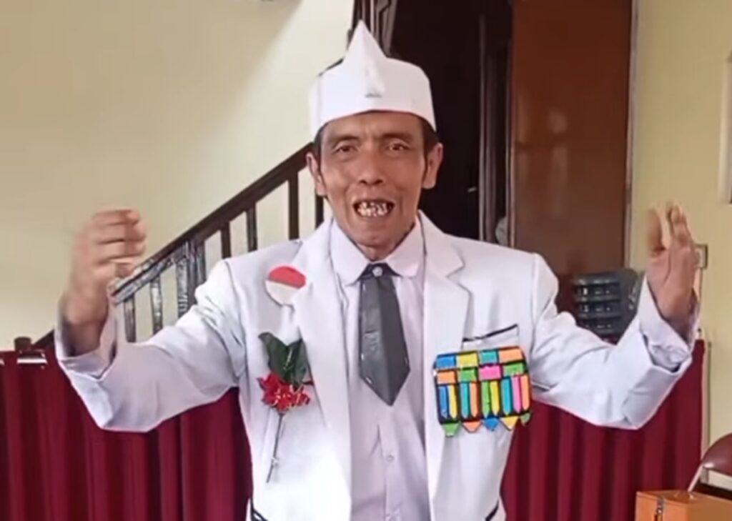 Kisah Kang Hertigol, Petugas Kebersihan dan Marbot Masjid yang Dedikasikan Hidup Lawan Bullying Anak