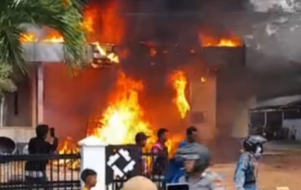 Kantor Unit Produksi PT Timah di Belitung Timur Terbakar Usai Aksi Massa Penambang