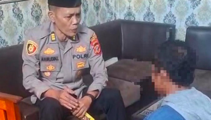 Kapolsek Cibatu Pamer Aksi Hancurkan Botol Miras, Pengedar Langsung Diperingatkan