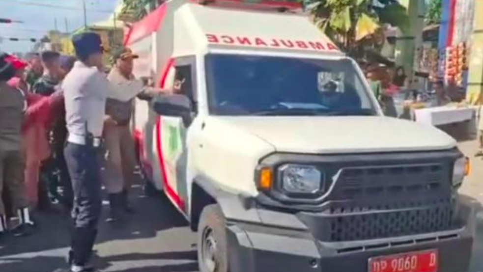 Ambulans Bawa Pasien Gawat Tabrak Anak Saat Karnaval HUT RI di Pinrang