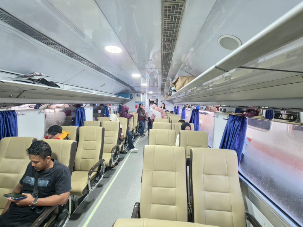 Sebulan Beroperasi, KA Rajabasa Ekonomi Premium Angkut 66.521 Penumpang