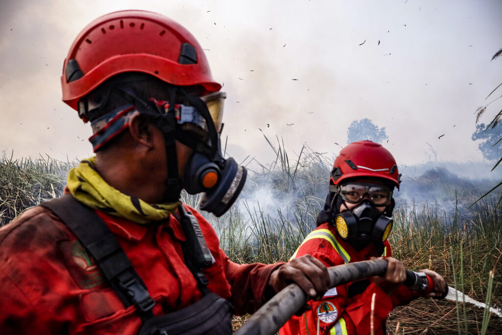Berita Foto: Perjuangan Manggala Agni Padamkan Karhutla di Sumsel