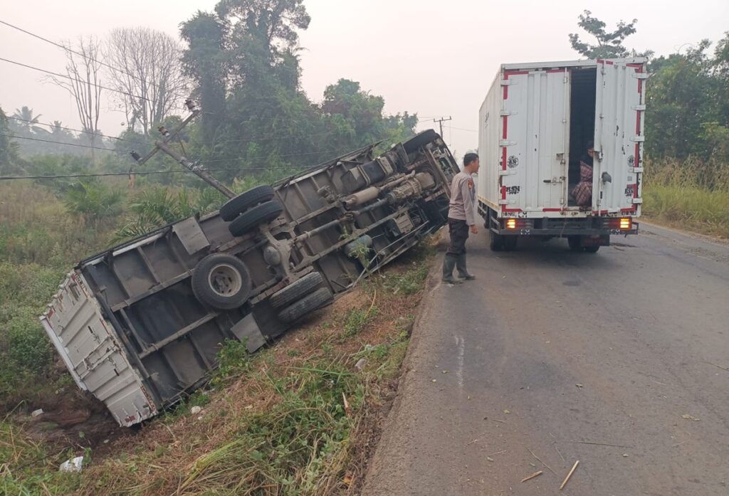 Diduga Hilang Kendali, Mobil Box Terguling di Jalan Lintas Musi Rawas