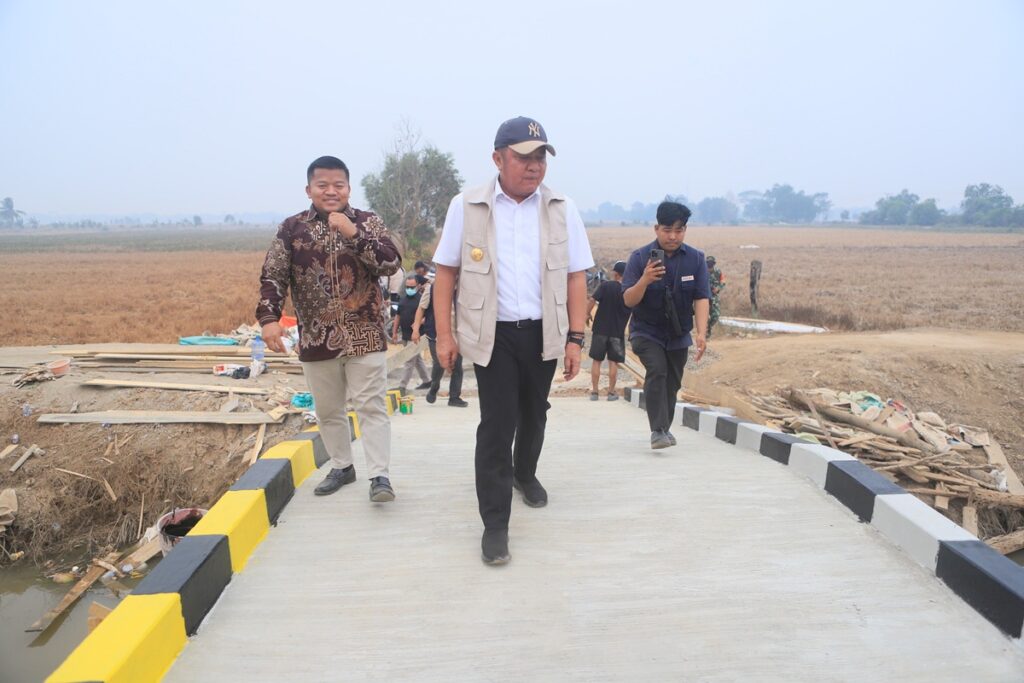 Terbatas Anggaran, Herman Deru Dorong Gotong Royong Perbaiki Jembatan Penghubung 16 Desa di Muara Telang