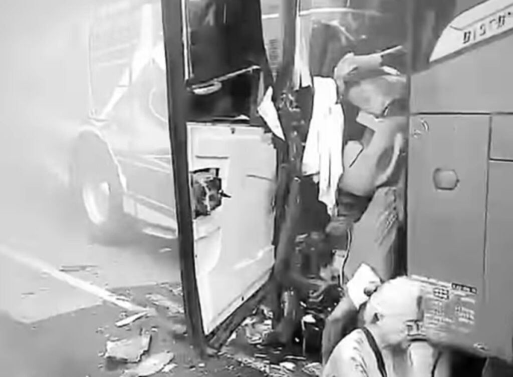 Jarak Pandang Terbatas Akibat Kabut Asap, Bus Damri Tabrak Bus ALS di Tol Palindra