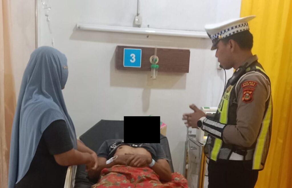 Ditabrak Dump Truk, Pengendara Motor Alami Patah Kaki