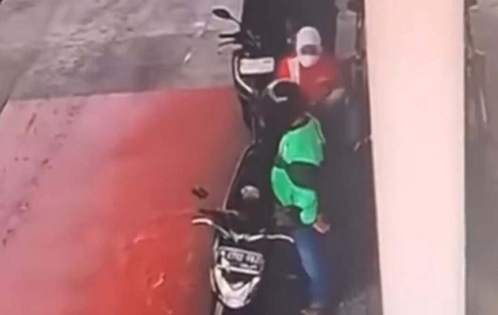 Viral! Pria Berjaket Ojol Diduga Lakukan Penipuan Modus Uang Kembalian, Aksinya Terekam CCTV