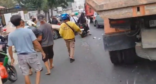 Diduga Rem Blong, Truk Tabrak Empat Kendaraan di Bandar Lampung