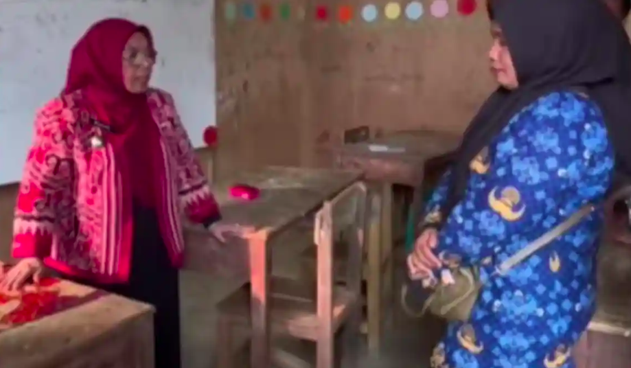 Miris, Kelas Jauh di Kampar Bertahun-tahun Belajar di Bangunan Berdinding Triplek