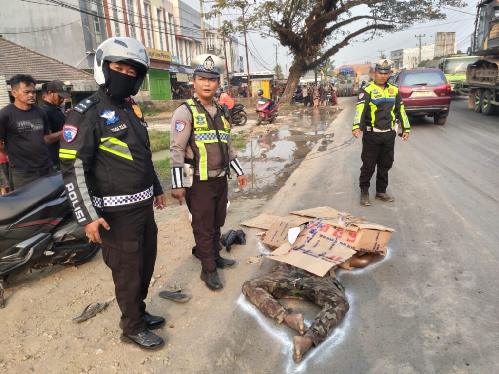 Pria Tanpa Identitas Tewas Terlindas Truk Trailer di Jalintim Palembang-Betung