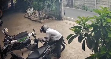 CCTV Rekam Dua Maling Gasak Motor di Sukarami Palembang