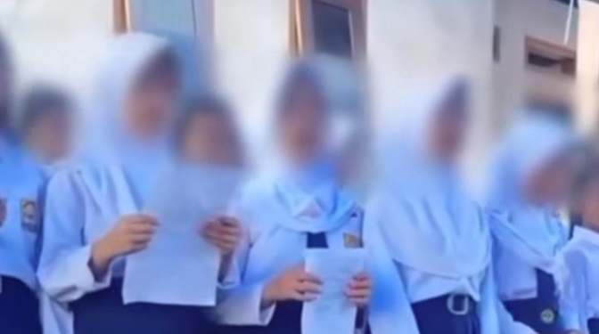 8 Siswi Berhijab Nyanyi Lagu Rohani di Rumah Duka, Ini Penjelasan Disdik