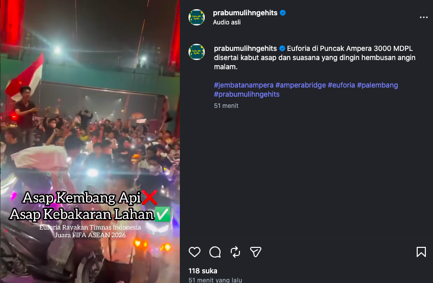 Meski Dikepung Kabut Asap, Suporter Euforia di Jembatan Ampera Usai Timnas Juara