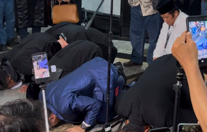 Relawan Gibran Sujud Syukur Usai MK Tolak Gugatan