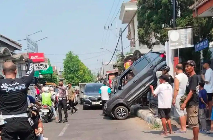 Lansia 83 Tahun Salah Injak Gas, Mobil Tersangkut di Atas Pagar Rumah Tetangga