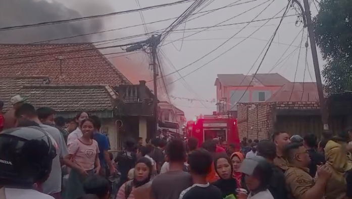 Kebakaran Hebat di 8 Ulu Palembang, Warga dan Damkar Berjibaku Padamkan Api