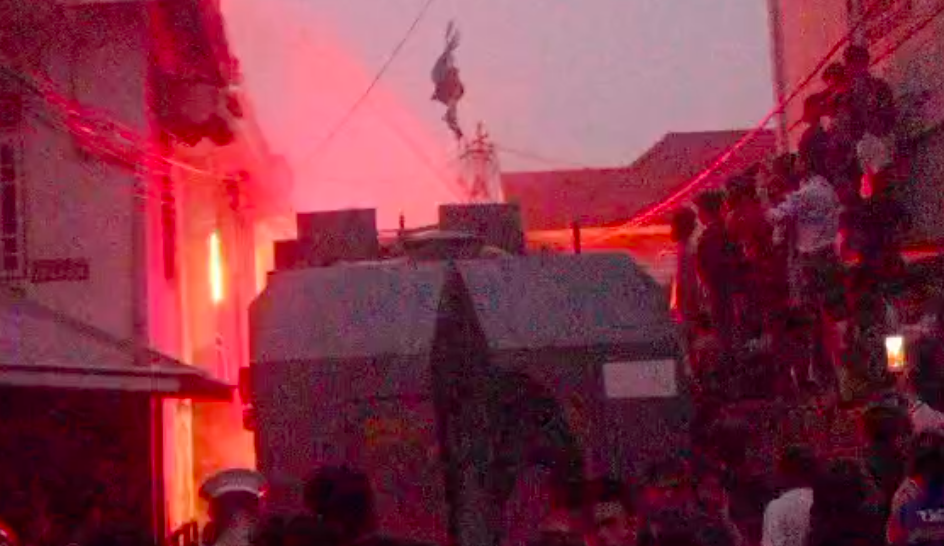 Kebakaran di 8 Ulu Hanguskan Empat Rumah, Polisi Turunkan Water Canon Padamkan Api