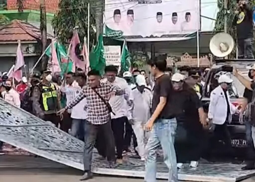 Desak Pemprov Sumsel Bantu Warga Terdampak Asap, Massa Unjuk Rasa Dobrak Pagar Hingga Roboh