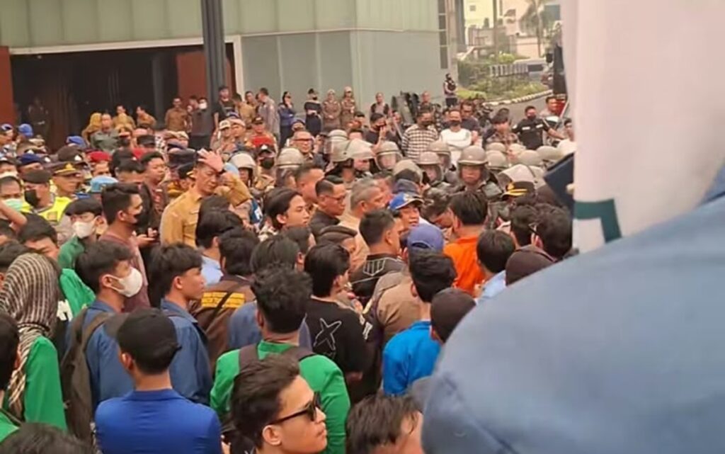 BREAKING NEWS: Tak Kunjung Ditemui Gubernur, Demo Karhutla di Pemprov Sumsel Memanas