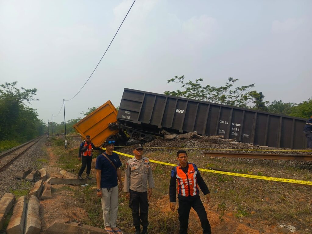Kecelakaan Kereta Babaranjang di OKU, Empat Orang Luka-luka dan 12 Gerbong Terguling